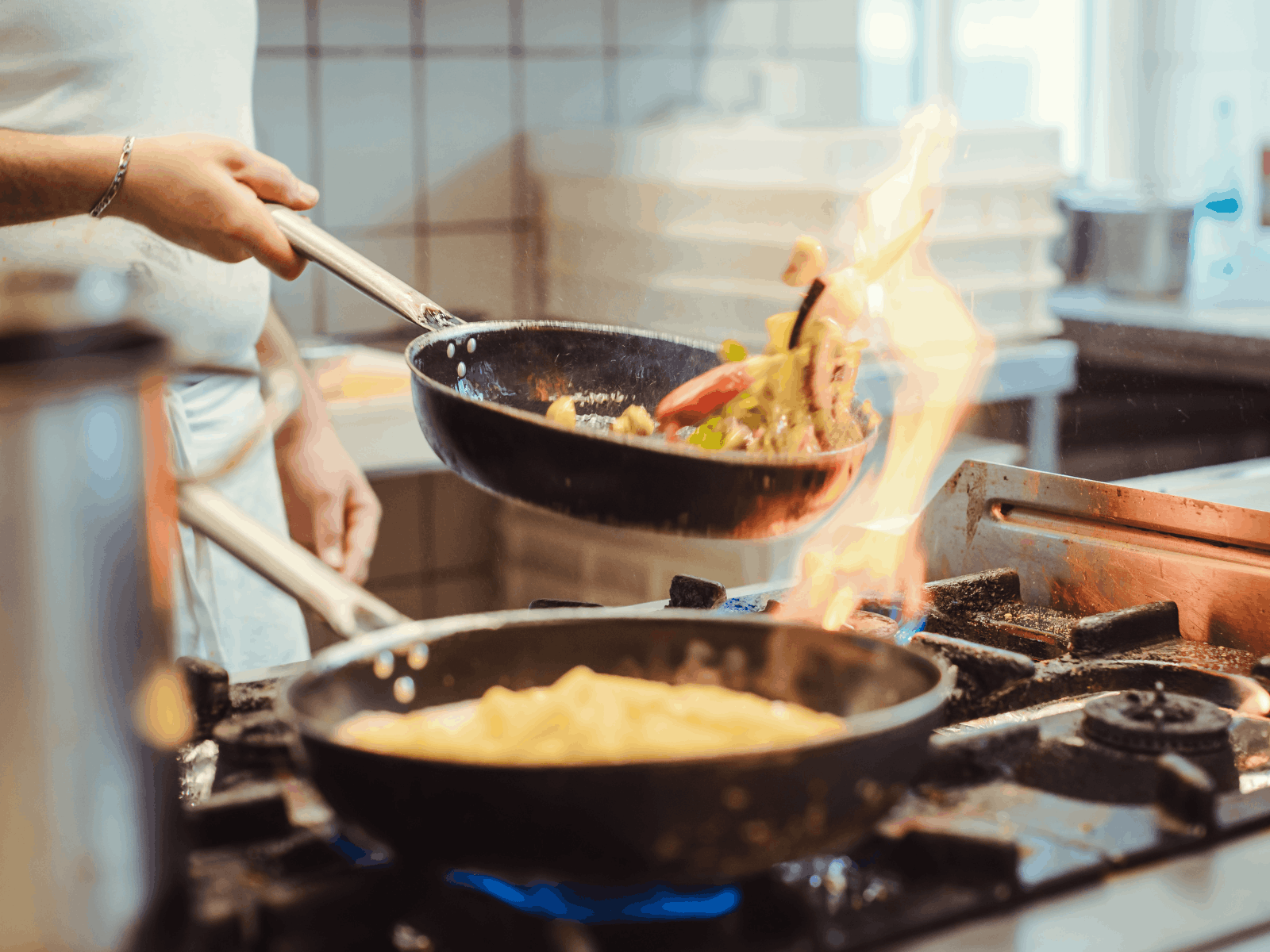 Szef kuchni gotuje w profesjonalnej kuchni restauracyjnej
